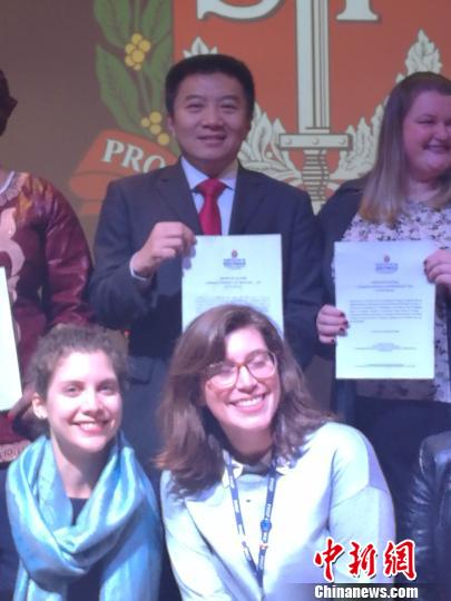 ͼΪ������ʦ����������Э�ᷨ�ɲ�������Ρ(�����Ҷ�)�ٻ���ְ֤�顣 Ī���� ��