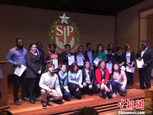 ͼΪ��ְ��ʽ�ֳ��� Ī���� ��